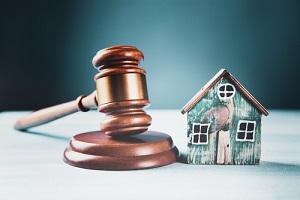 concept of a real estate auction or division of a house in case of divorce