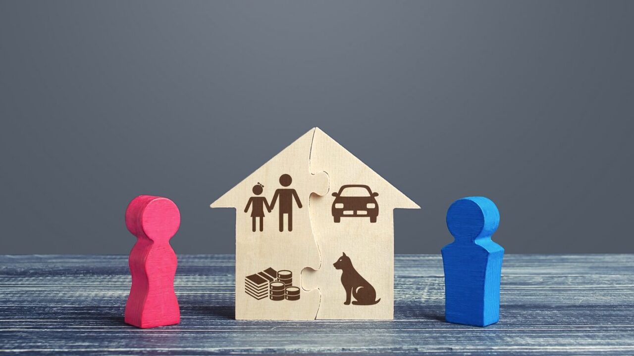husband and wife divide a house in a divorce process