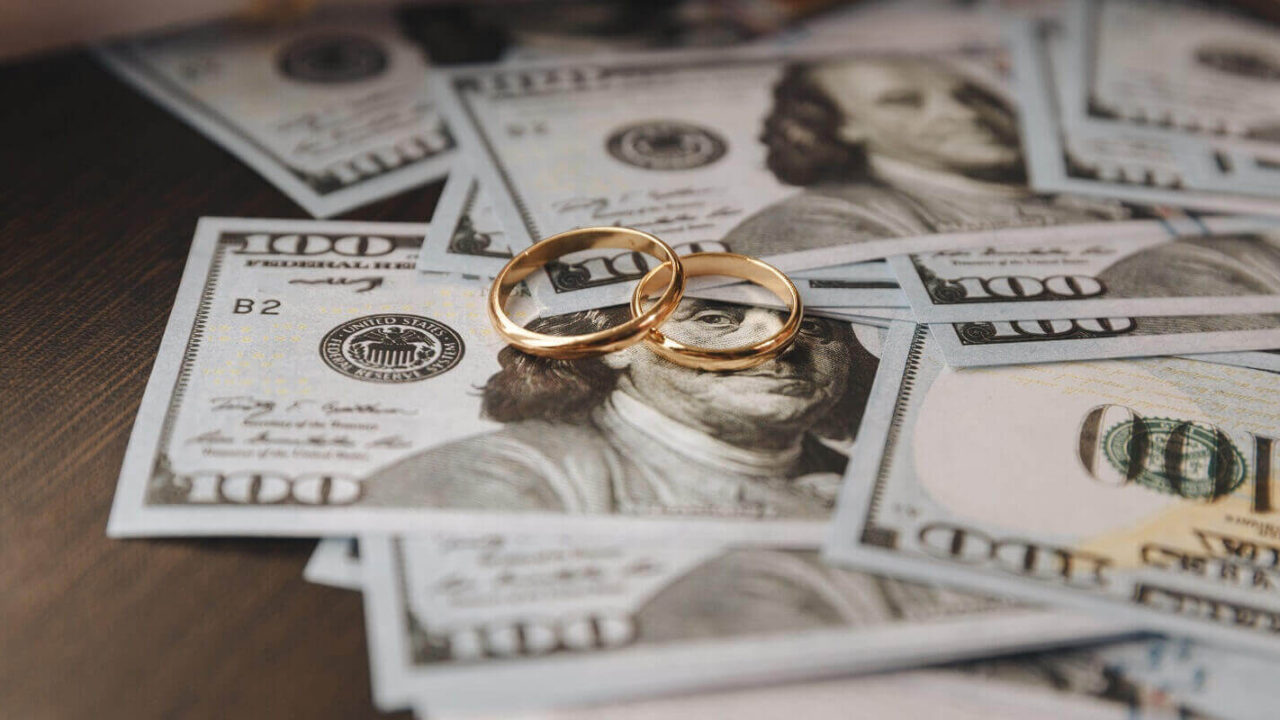 couple fighting for money over the divorce agreement with gold wedding rings